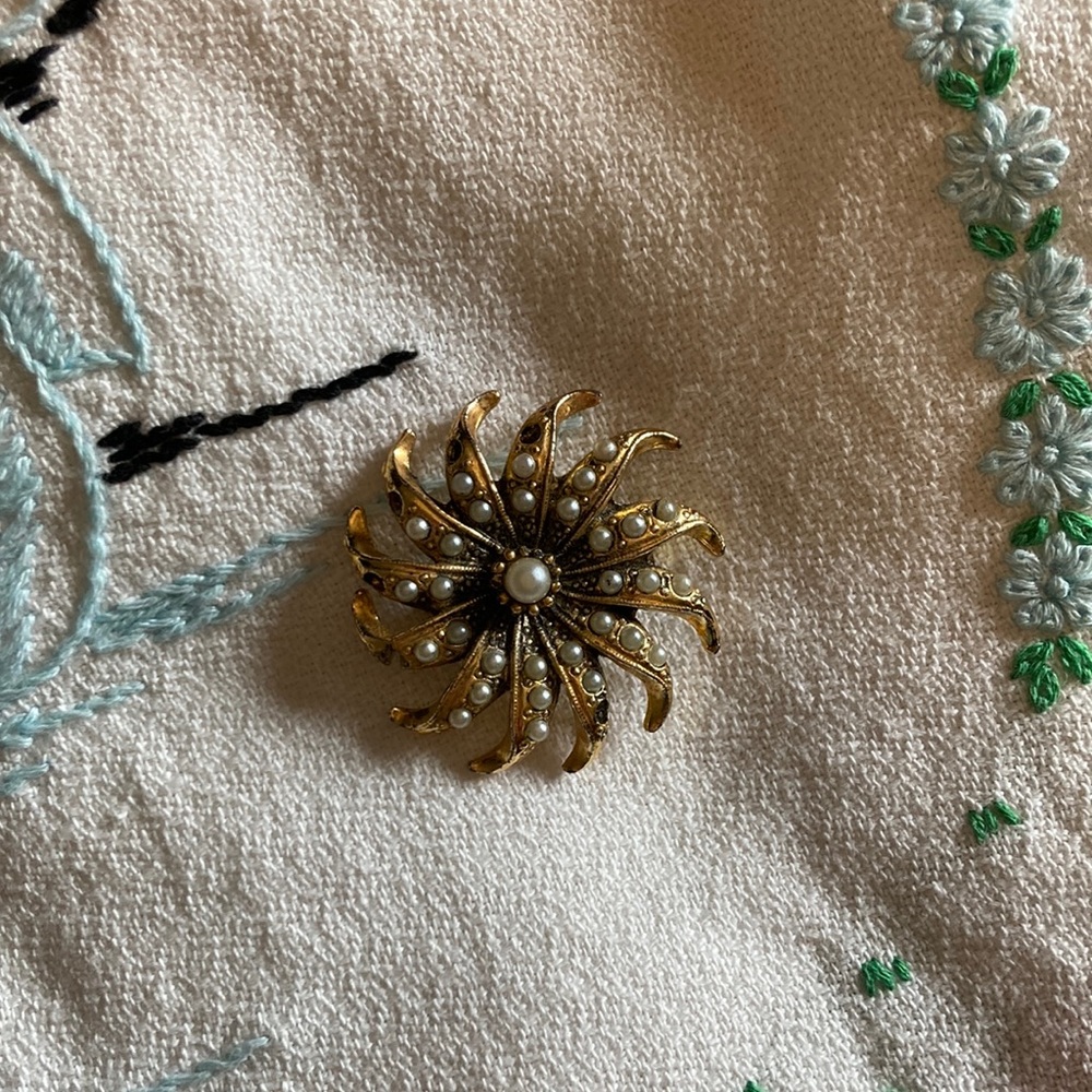 Vintage flower pin .